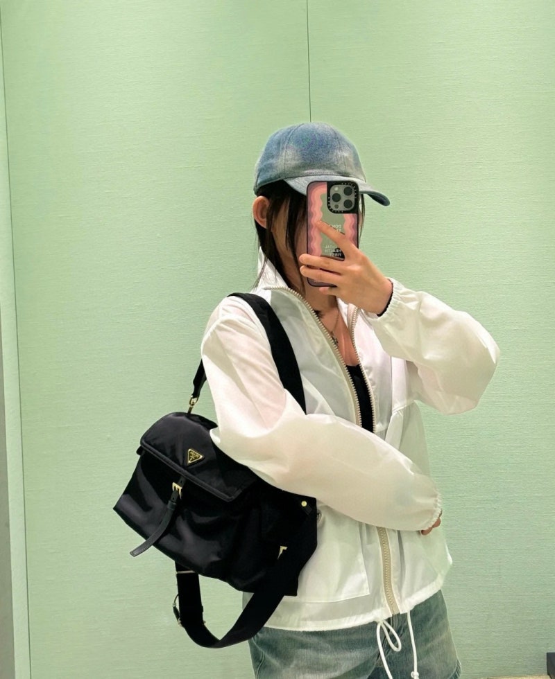 프라다 리나일론 숄더백, 넉넉한 수납과 가벼운 무게 — 사진 3