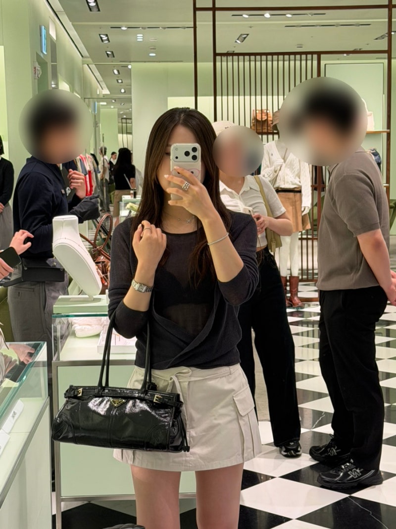 프라다 보니 미디엄 블랙 숄더백, 어깨 넓은 체형 후기 — 사진 4