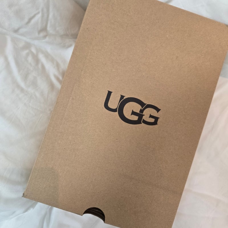 UGG 골든스타 빌라 클로그, 골드 버클로 포인트 살린 겨울 신발