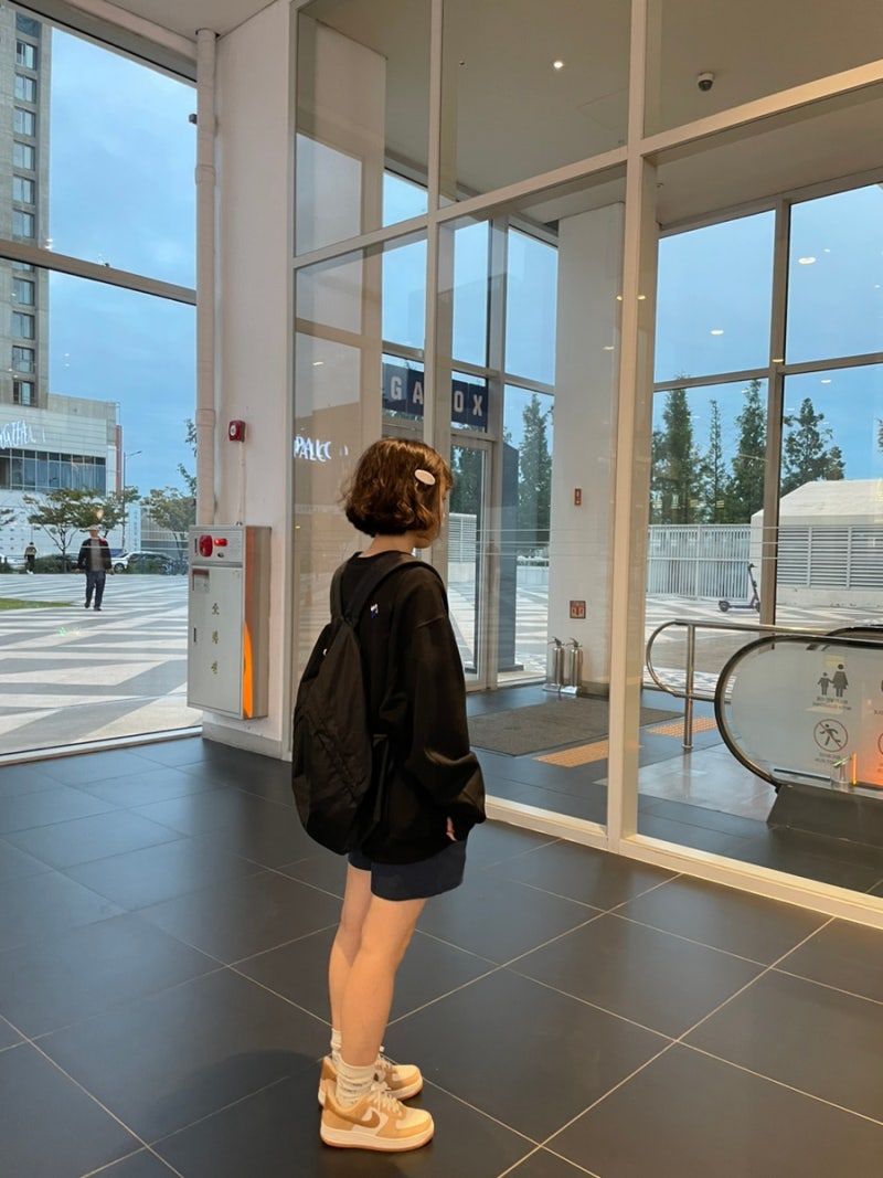 자라 아더에러 맨투맨, 오버사이즈 핏으로 커플룩 연출 — 사진 5