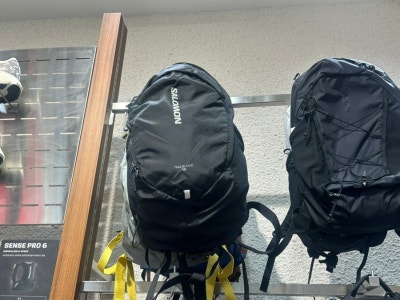 살로몬 트레일블레이저 10 그레이 백팩, 160cm 여성 착용 후기 — 사진 5