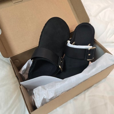 UGG 골든스타 빌라 클로그, 골드 버클로 포인트 살린 겨울 신발 — 사진 3