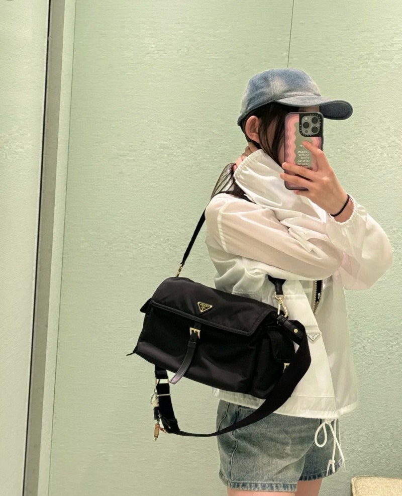프라다 리나일론 숄더백, 넉넉한 수납과 가벼운 무게 — 사진 5