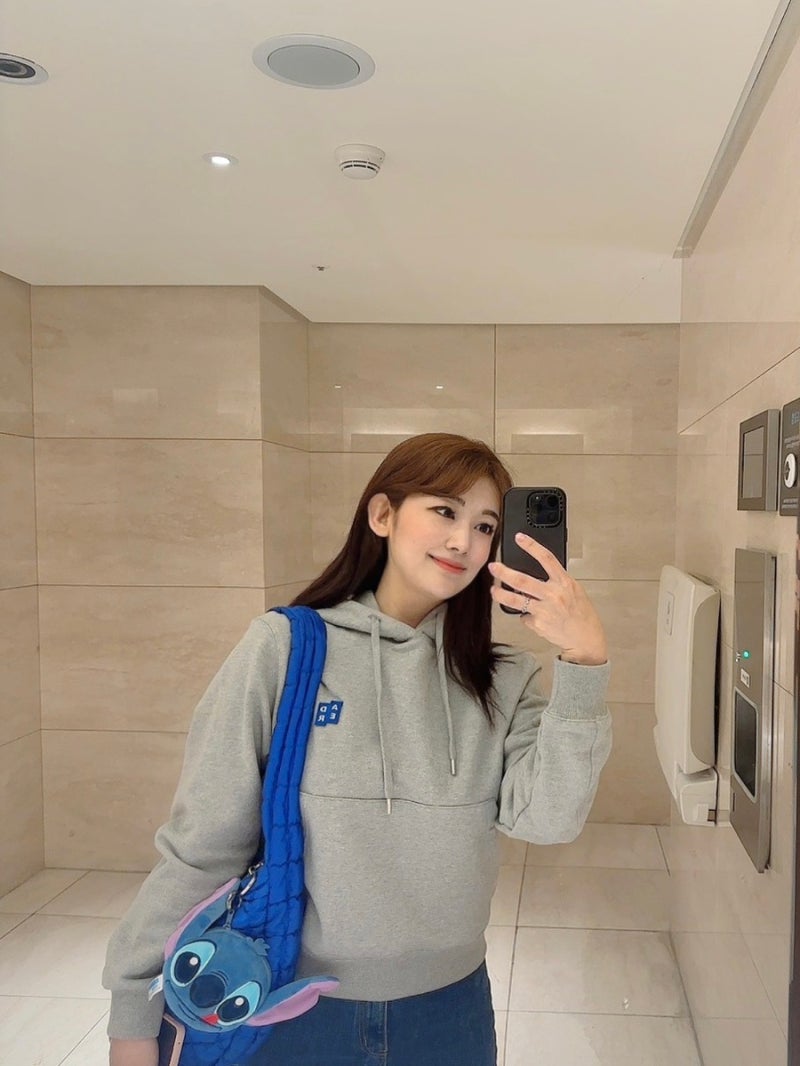 아더에러 후드티, 어깨 넓은 체형에 XS 사이즈 착용 후기 — 사진 7